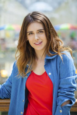 Portre yakın çekim genç güzel esmer kız