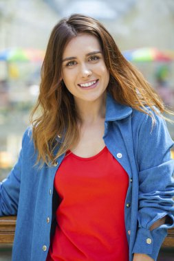 Portre yakın çekim genç güzel esmer kız