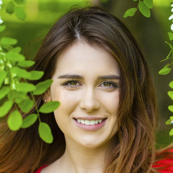 Retrato close-up de jovem bela mulher morena — Fotografia de Stock