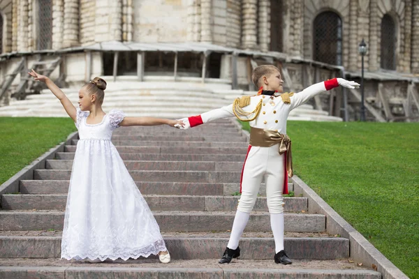 Couple de danse de salon pour enfants en costumes — Photo