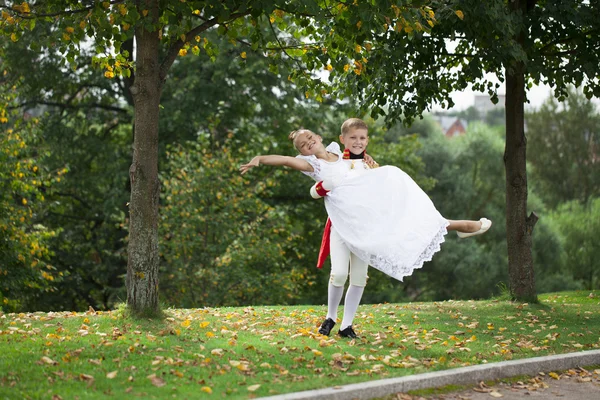 Дитяча бальна танцювальна пара в костюмах — стокове фото