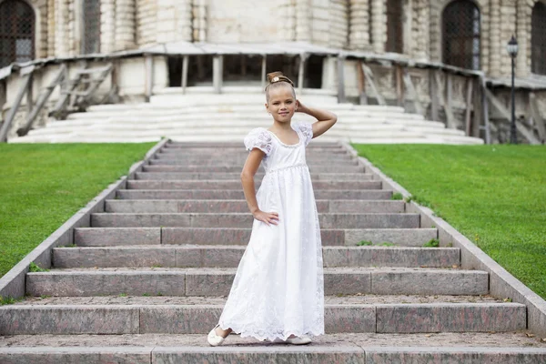 Retrato de una hermosa niña en vestido blanco —  Fotos de Stock