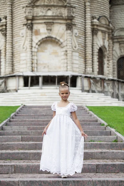 Ritratto di una bella ragazzina in abito bianco — Foto Stock