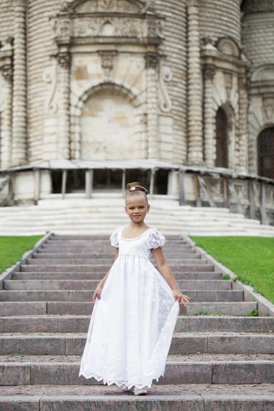 Ritratto di una bella ragazzina in abito bianco — Foto Stock