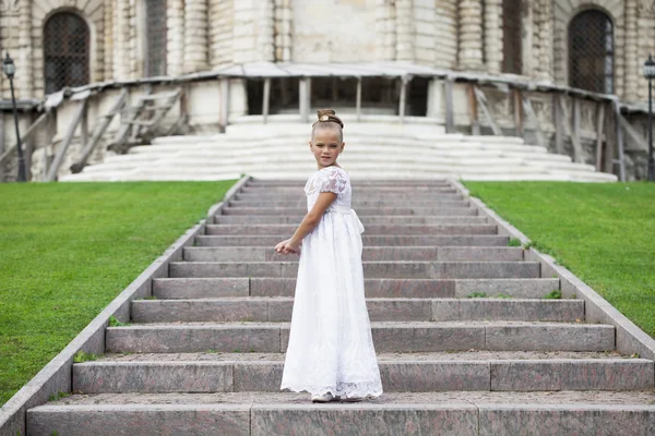 Retrato de una hermosa niña en vestido blanco — Foto de Stock