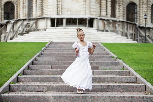 Retrato de una hermosa niña en vestido blanco —  Fotos de Stock