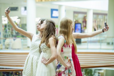 Güzel, gülümseyen kadın bir akıllı kendini bir resim çekmek 