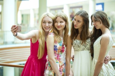 Güzel, gülümseyen kadın bir akıllı kendini bir resim çekmek 