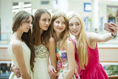 Güzel, gülümseyen kadın bir akıllı kendini bir resim çekmek 