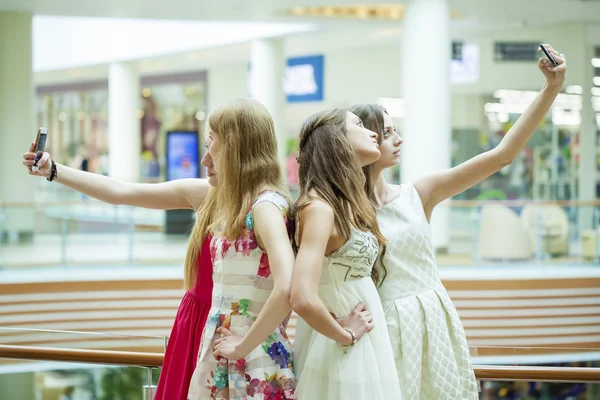 Belle, donne sorridenti scattare una foto di se stessa con una intelligente — Foto Stock