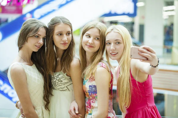 Mulheres bonitas, sorridentes tirar uma foto de si mesma com um inteligente — Fotografia de Stock