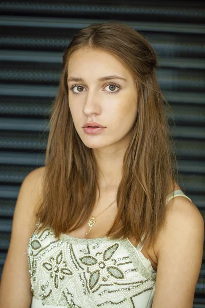 Retrato de cerca de la joven hermosa mujer — Foto de Stock