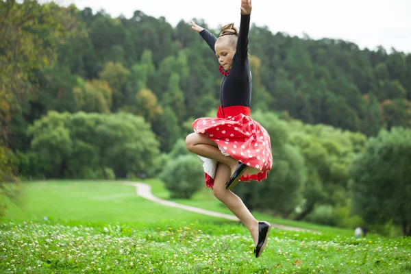 Gadis kecil dengan gaun menari yang indah. — Stok Foto