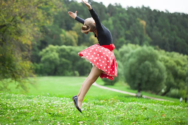 어린 소녀 춤을 아름 다운 드레스 — 스톡 사진