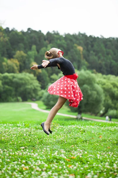 Kleines Mädchen in einem schönen Kleid tanzt — Stockfoto