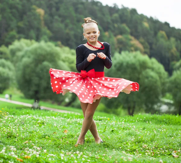 一件漂亮的衣服，跳舞的小女孩 — 图库照片
