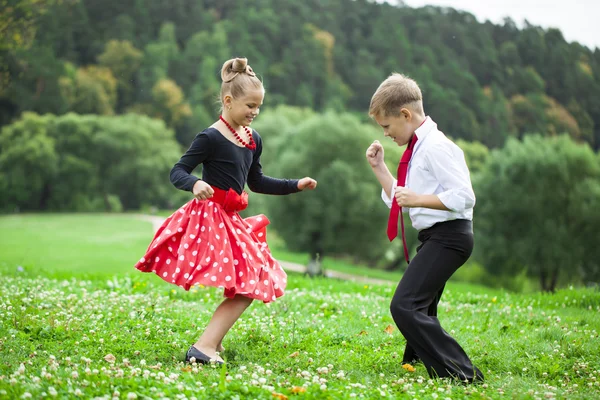 Crianças retro dança casal em ternos — Fotografia de Stock