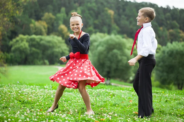 Couple de danse rétro pour enfants en costumes — Photo