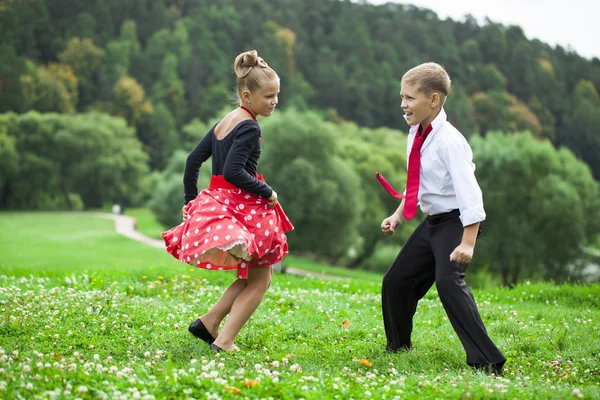 Дитяча ретро-танцювальна пара в костюмах — стокове фото