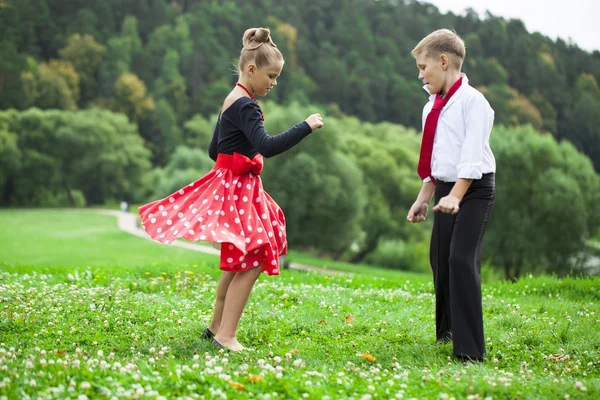 Kinder-Retro-Tanzpaar im Anzug — Stockfoto