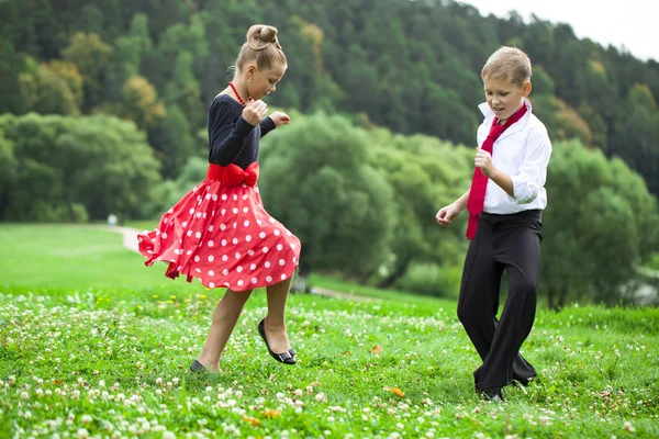 Childrens retro danspar i kostymer — Stockfoto