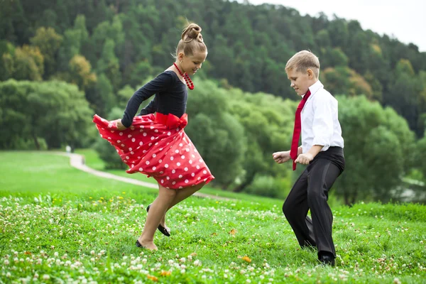 Childrens retro dans paar in pakken — Stockfoto