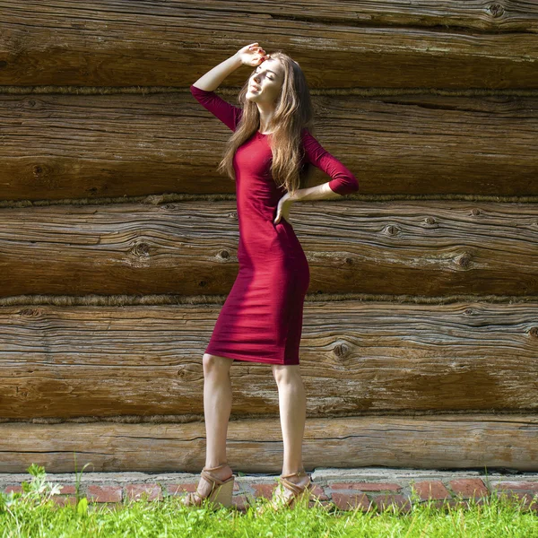 Portrait de belle femme en plein air — Photo