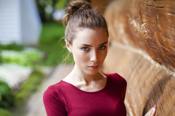 Portrait of beautiful young woman — Stock Photo, Image