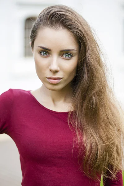 Portrait close up of young beautiful brunette woman — Stock Photo, Image