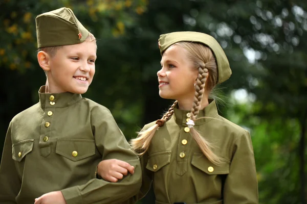 Twee kinderen in militaire uniformen van de Grote Patriottische Oorlog — Stockfoto