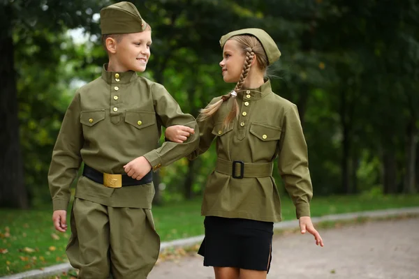 伟大卫国战争中两个穿军服的孩子 — 图库照片