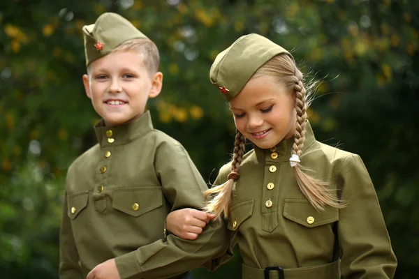 Twee kinderen in militaire uniformen van de Grote Patriottische Oorlog — Stockfoto