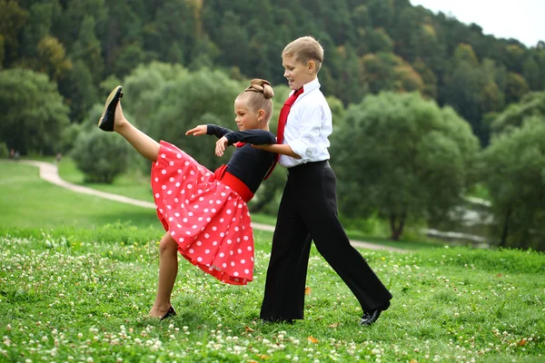 Petite fille dans une belle robe dansant — Photo