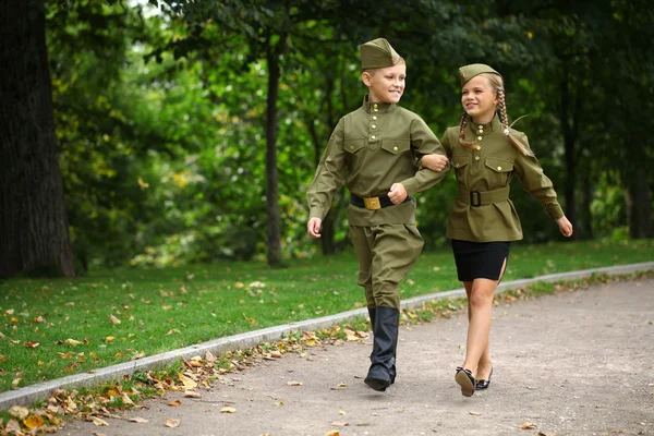 Två barn i militäruniformer från det stora patriotiska kriget — Stockfoto