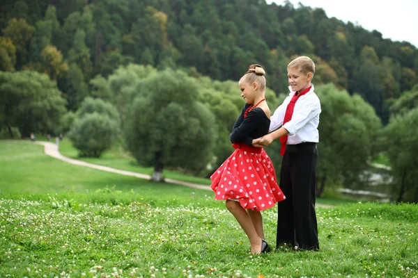 Klein meisje in een mooie jurk dansen — Stockfoto