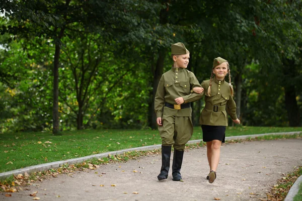 Dvě děti ve vojenských uniformách Velké vlastenecké války — Stock fotografie