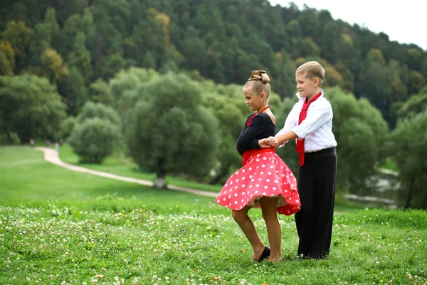 Пара детских ретро-танцев в костюмах — стоковое фото