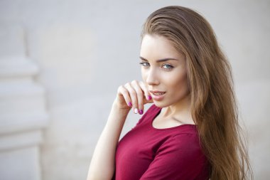 Portre yakın çekim genç güzel esmer kadın