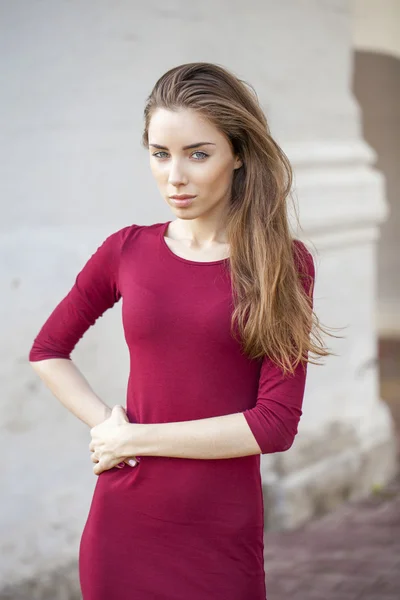 Hermosa chica morena joven en un vestido rojo — Foto de Stock