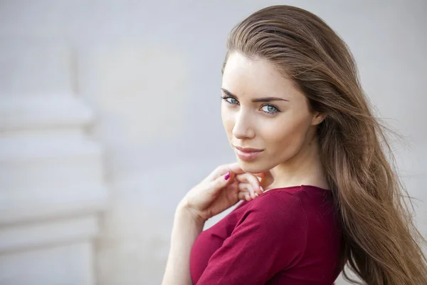 Portrait close up of young beautiful brunette woman — Stock Photo, Image