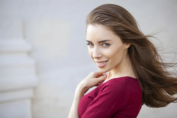 Portrait close up of young beautiful brunette woman — Stock Photo, Image