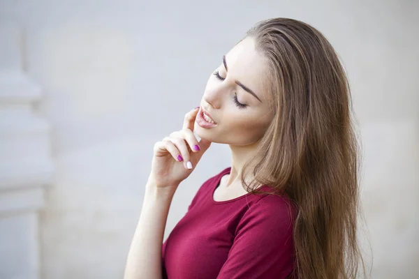 Portrét detailní záběr mladá krásná bruneta žena — Stock fotografie