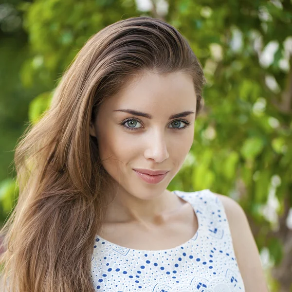 Retrato de bela jovem mulher feliz — Fotografia de Stock