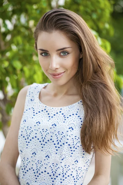 Retrato de bela jovem mulher feliz — Fotografia de Stock