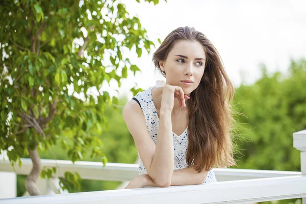 Mooie jonge brunette vrouw bellen via de telefoon — Stockfoto