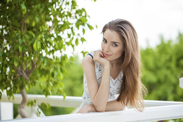 Schöne junge brünette Frau telefonisch — Stockfoto