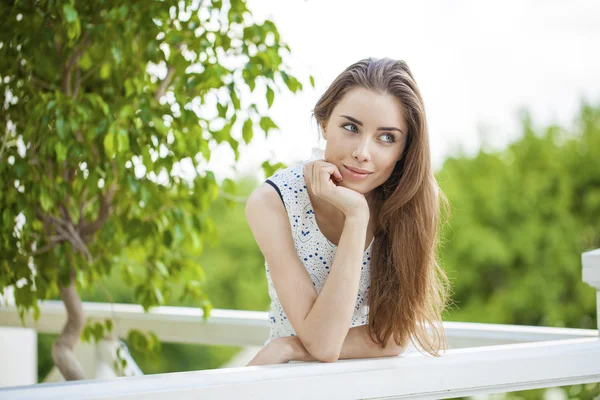 Mooie jonge brunette vrouw bellen via de telefoon — Stockfoto