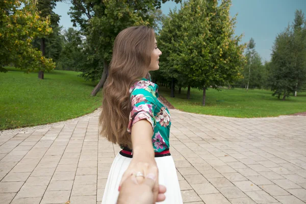 Utánam, gyönyörű fiatal nő tartja a kezét, az ember — Stock Fotó