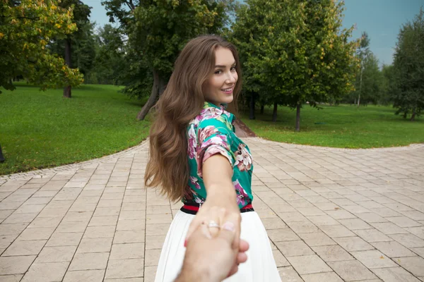 Следуйте за мной, красивая молодая женщина держит руку мужчины — стоковое фото