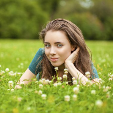 Muhteşem genç güzel kadın rahatlatıcı yaz Park